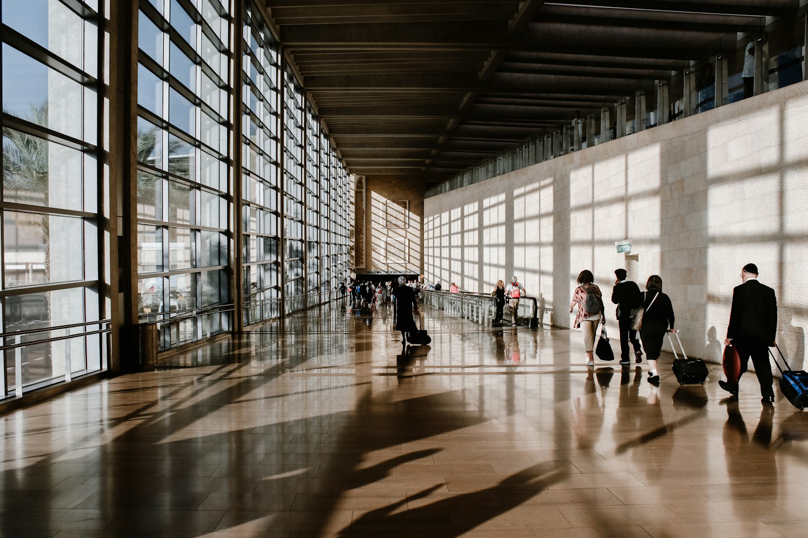 Terminal aeroportuale con viaggiatori e bagagli