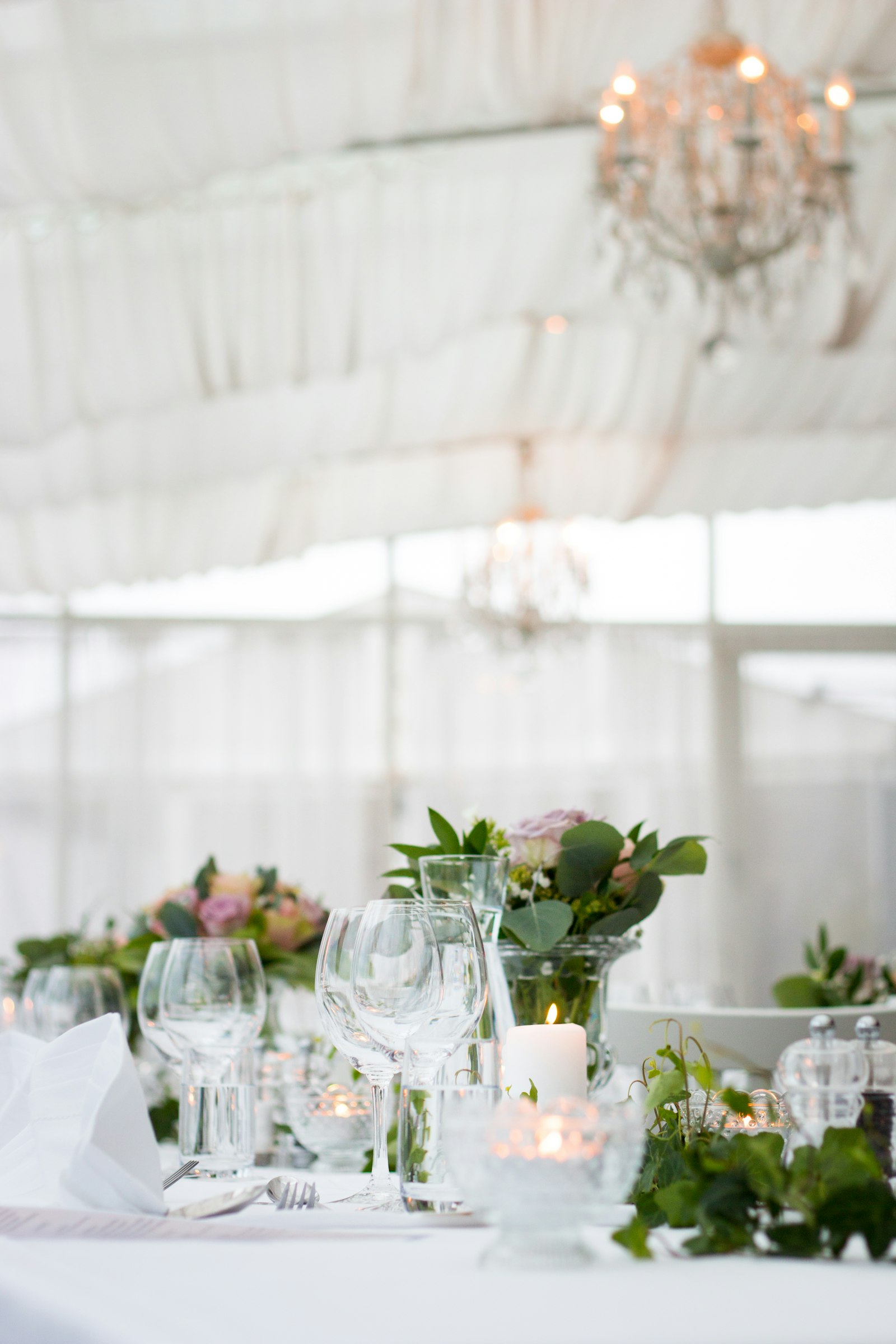 Tavolo elegante allestito per un matrimonio, con candele e fiori