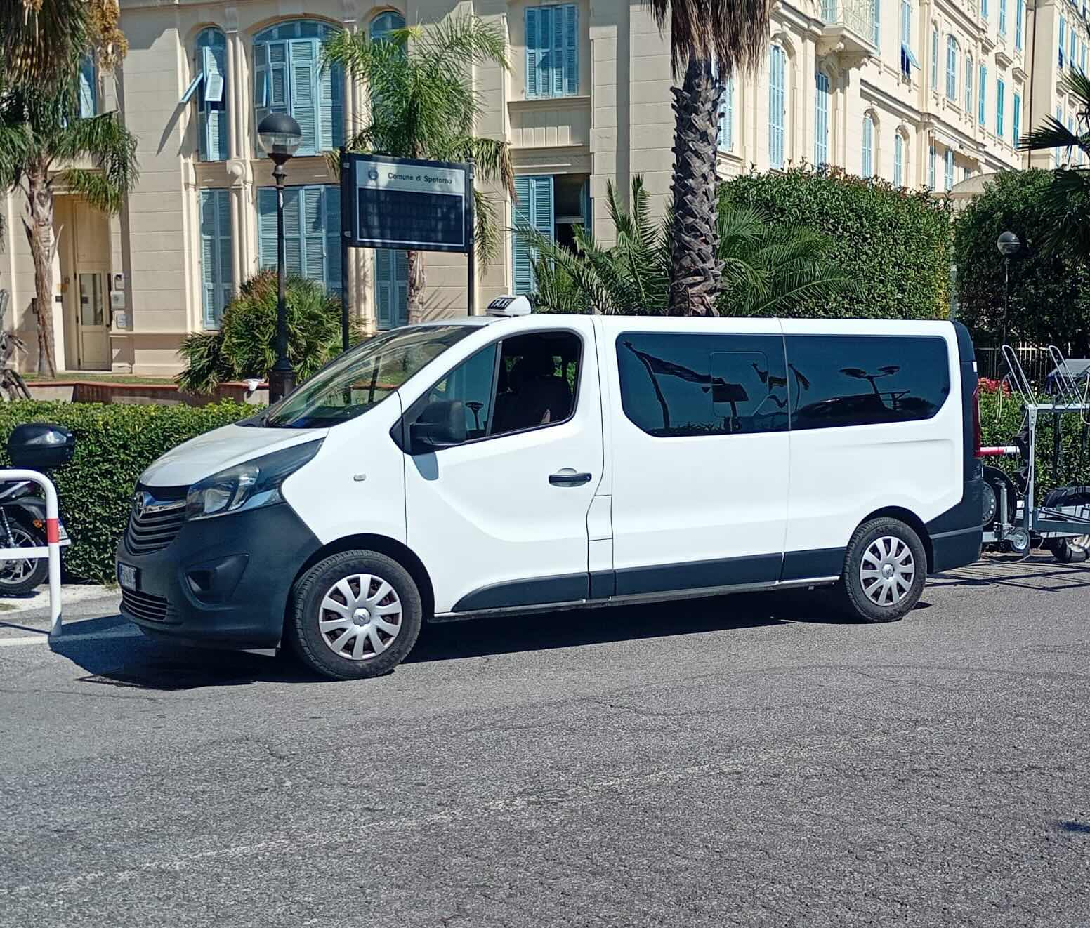 Taxi Pietro, furgone 8 posti con insegna TAXI e carrello porta bici