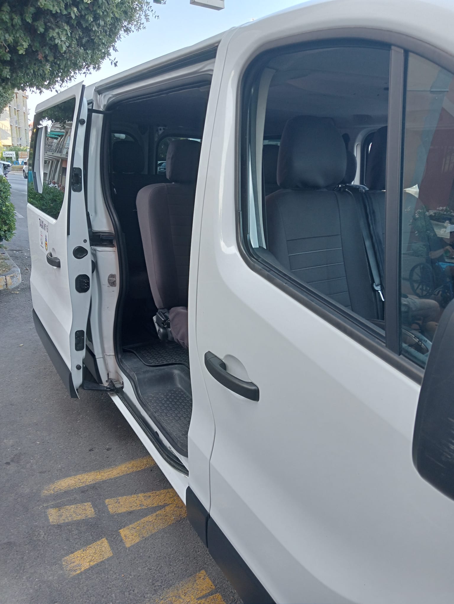 Interno del furgone fino a 8 posti Taxi Pietro, spazio per passeggeri e bagagli
