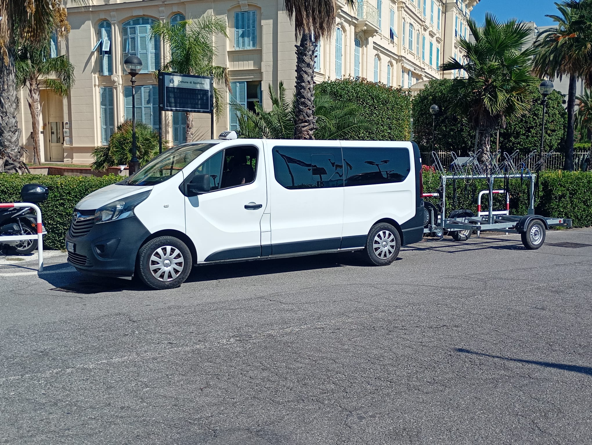 Furgone Taxi Pietro con rimorchio bike shuttle